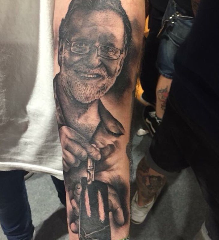 Antebrazo del joven que se tatuó la cara de Rajoy