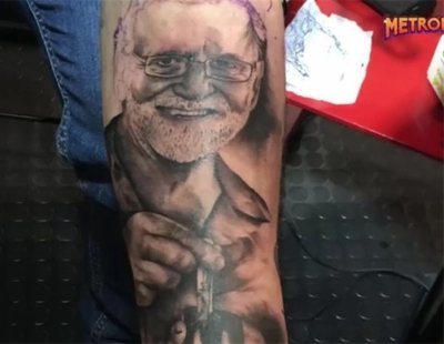 Un joven se tatua en el antebrazo la cara de Rajoy esnifando cocaína