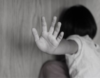 Unos padres, condenados por atar su hija de siete años para que les viera practicar sexo