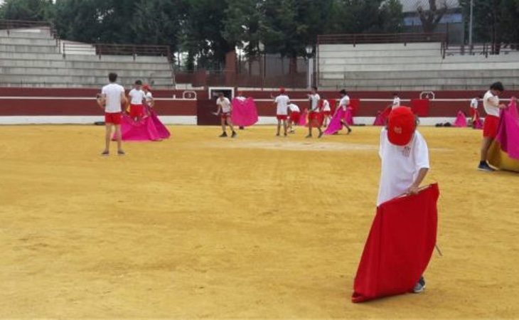 Clase de toreo en el campamento financiado por la Comunidad de Madrid