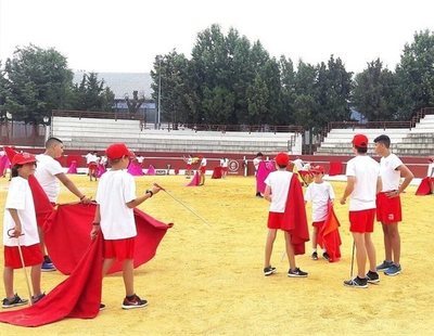 El PP de Madrid organiza un campamento para enseñar a torear a niños de entre 8 y 14 años