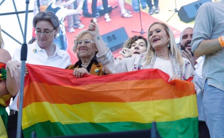 Cifuentes sí acudió a la manifestación de 2017 y ofreció un discurso en el escenario de la Plaza de Colón