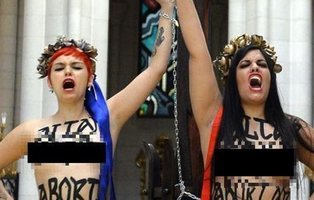 Dos activistas de Femen, juzgadas por encadenarse a un crucifijo en la Almudena