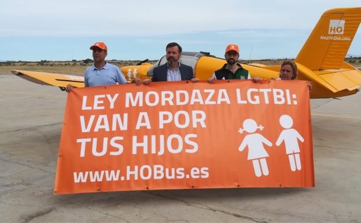 Miembros de Hazte Oír promoviendo una campaña contra el colectivo LGTBI