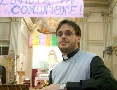 Este sacerdote italiano cuelga los hábitos para casarse con su novio en España