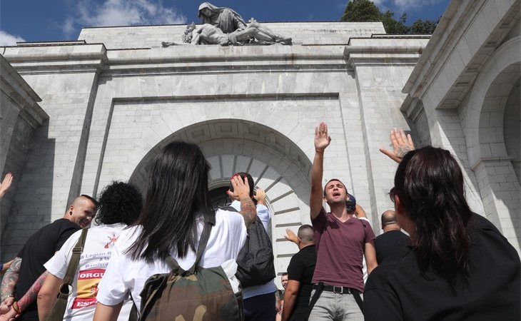 Grupo de personas en la peregrinación en contra de la exhumación del dictador Francisco Franco