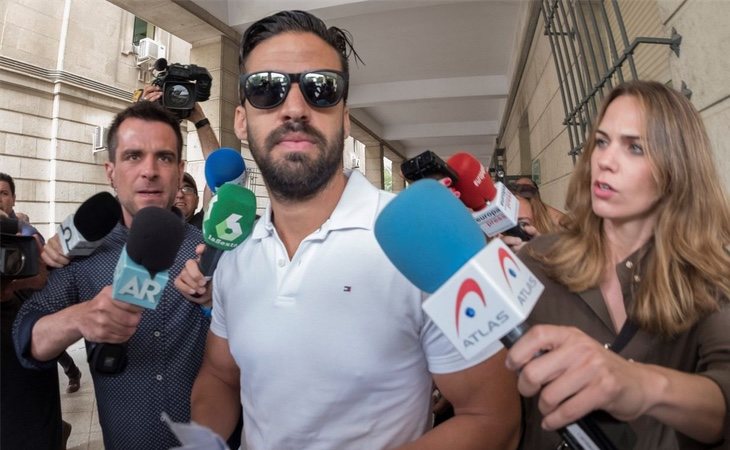 Antonio Manuel Guerrero tras firmar en los Juzgados de Sevilla