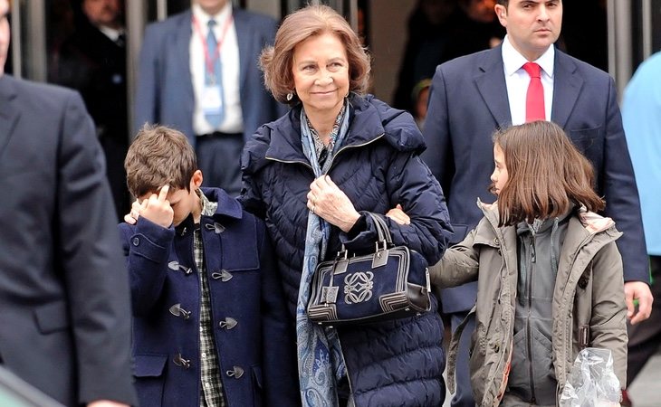 Froilán y su peineta junto con su abuela, la Reina Sofía, y Victoria Federica Marichalar