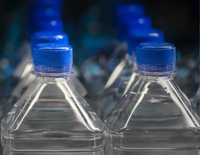 Sanidad retira varios lotes de botellas de agua por su mal estado: no deben consumirse