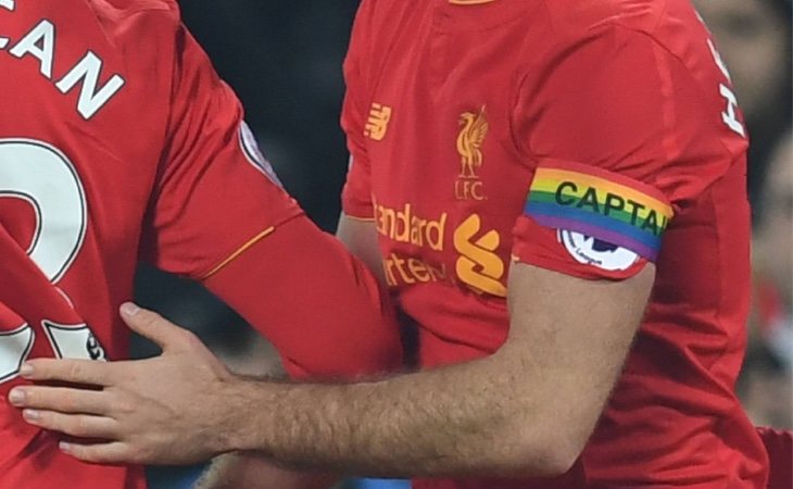 El capitán del Liverpool con el brazalete en apoyo a los jugadores y aficionados homosexuales