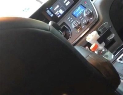 Un conductor Uber orina en una botella vacía y la pasajera lo graba