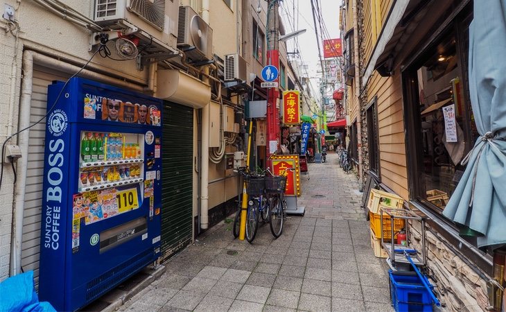 Máquinas expendedoras en un callejón de Japón