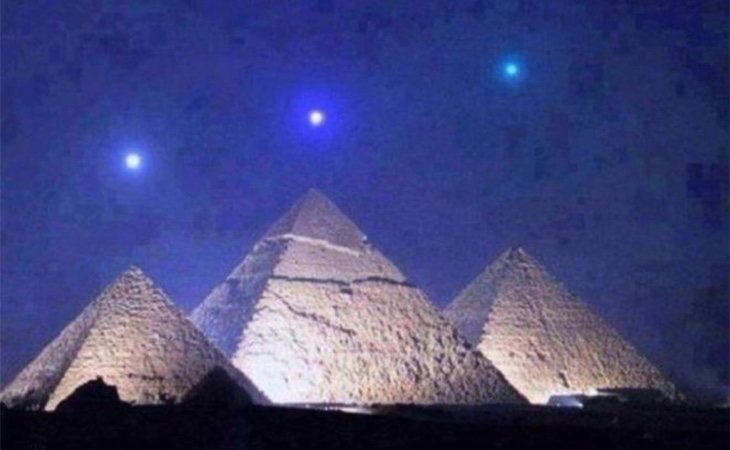 Imagen falsa viral de tres planetas alineados con las pirámides de Giza