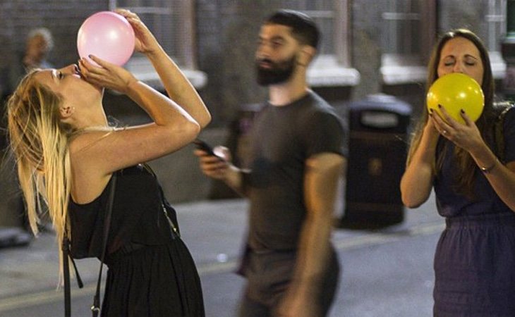 Chicas consumiendo óxido nitroso. /Foto:infobae