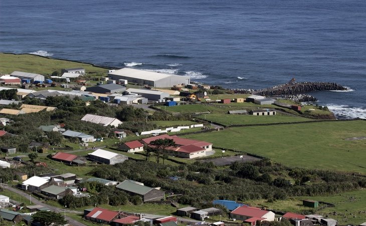 El puerto de la isla se encuentra cubierto de piedras