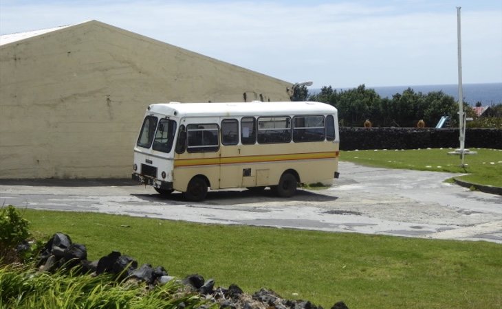 Este es el flamante autobús que funciona en la isla