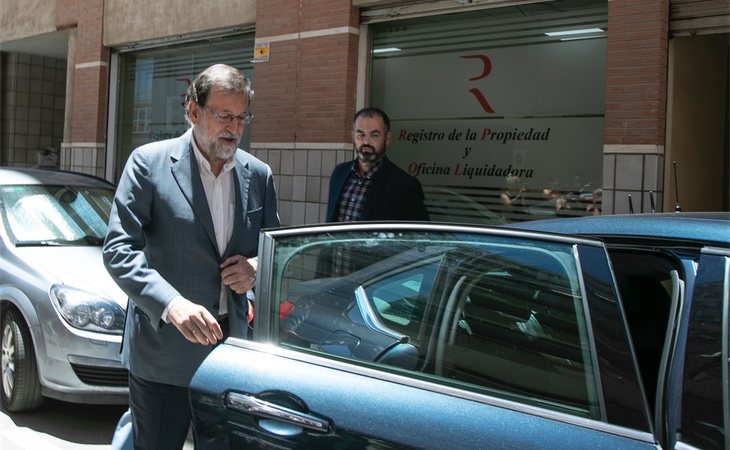 El primer día de Rajoy llegando a su puesto de trabajo en el registro de la propiedad de Alicante