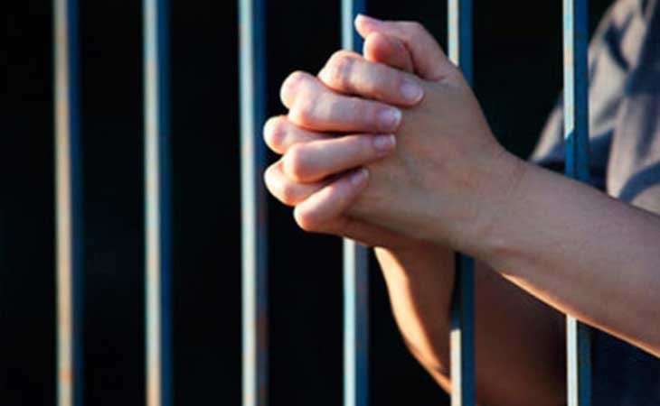 Una chica 15 años condenada a seis meses de prisión tras abortar