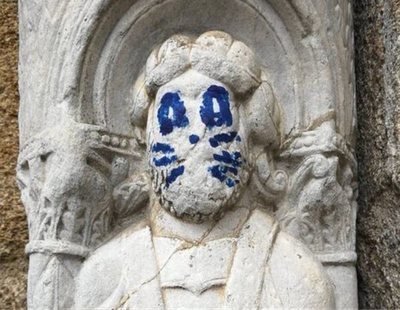 Realizan una pintada en la fachada de la Catedral de Santiago de Compostela