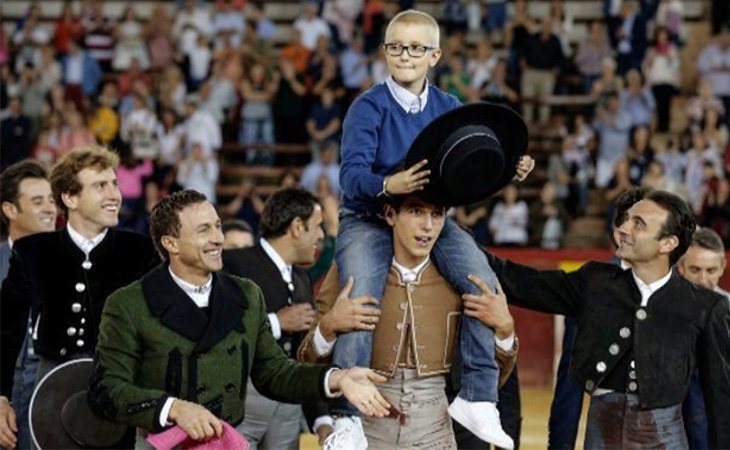 Adirán Hinojosa durante su homenaje en la plaza de toros de Valencia