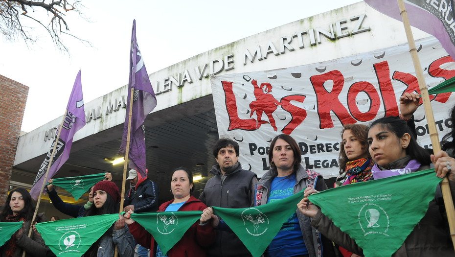 Mujeres ante el hospital donde murió la joven de 34 años