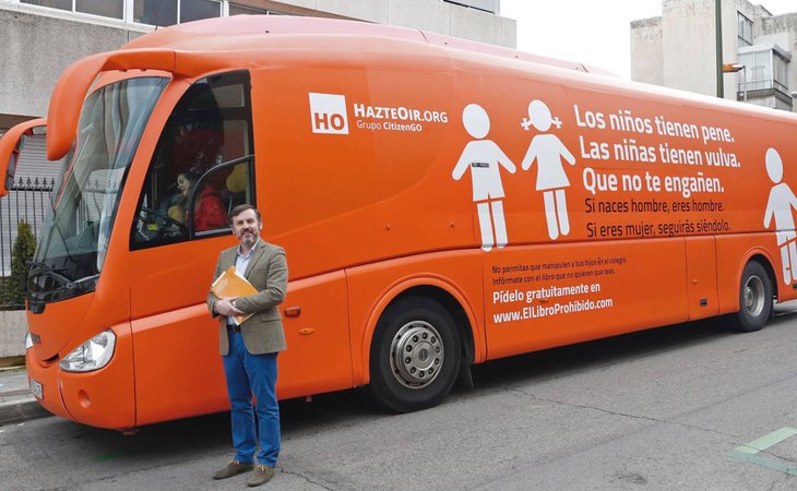 Ignacio Arsuaga, presidente de Hazte Oír, frente al autobús con mensajes de odio en contra de los menores transexuales que pasearon por España