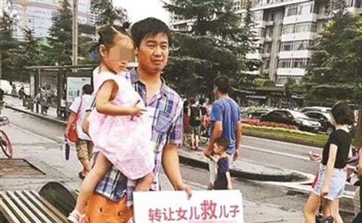 Liang Yujia con su hija por las calles de Huaxi