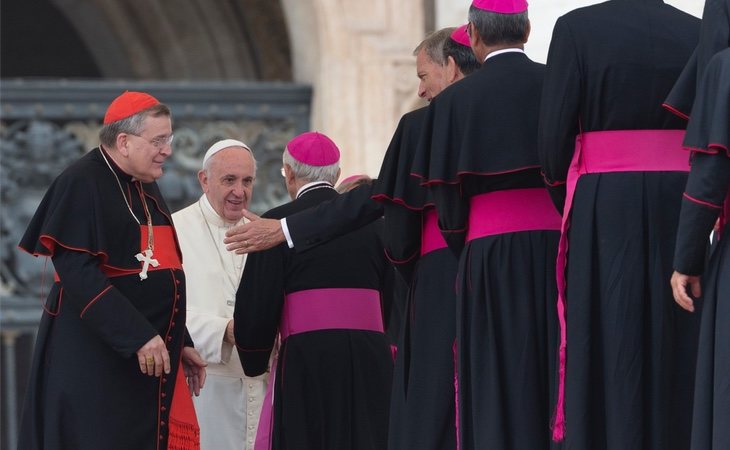 Raymond Leo Burke apoyando al Papa Francisco saludando a los obispos en la Plaza de San Pedro en el Vaticano