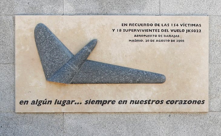 Placa en recuerdo de las víctimas de Spanair