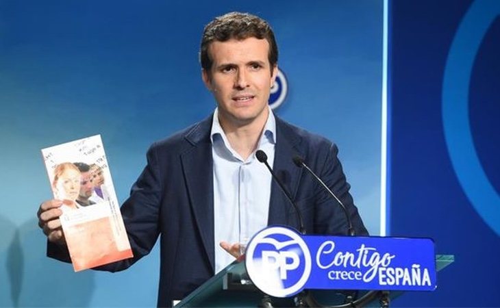 Pablo Casado mostró el folleto de su máster, pero no dejó que la prensa viese sus trabajos