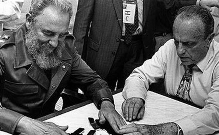 Algunos miembros del franquismo continuaron con las relaciones tras la caída del régimen: en la fotografía, Manuel Fraga y Fidel Castro en 1992