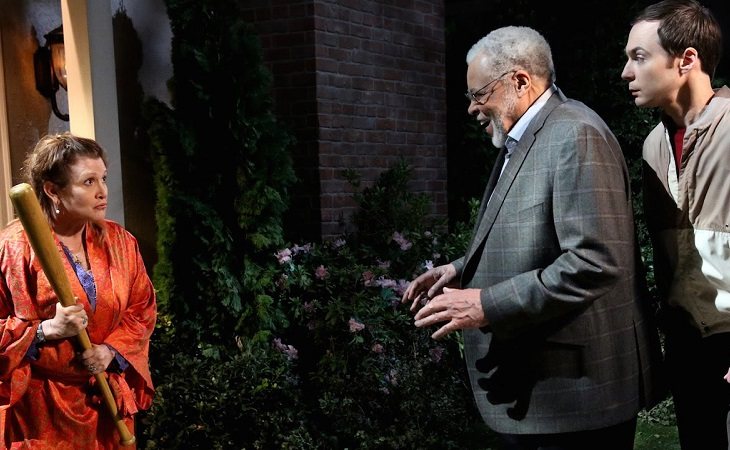 Carrie Fisher y James Earl Jones en 'The Big Bang Theory'