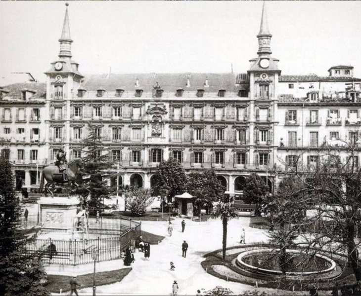 La plaza Mayor lucía jardines durante el siglo XIX