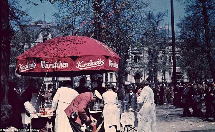 Los berlineses disfrutan de los refrigerios en un parque bañado por el sol