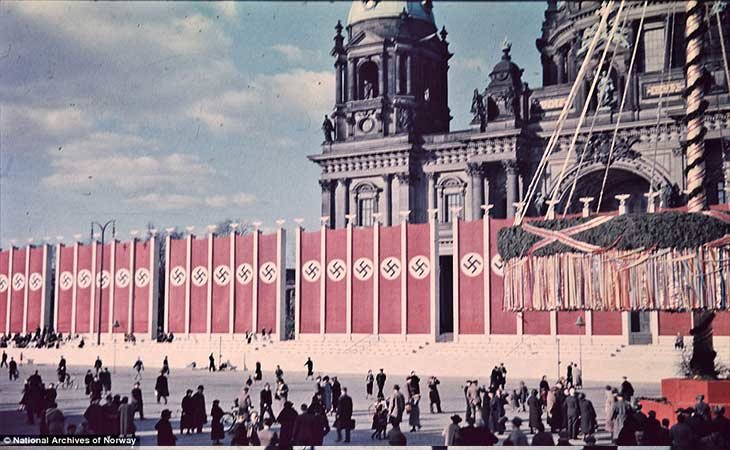 Catedral de Berlín decorada con banderas Nazis