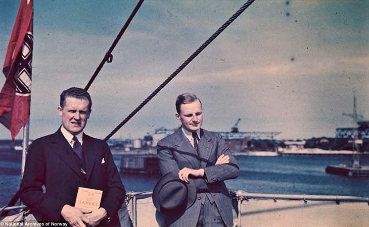 Dos hombres en trajes a bordo del vapor Preussen
