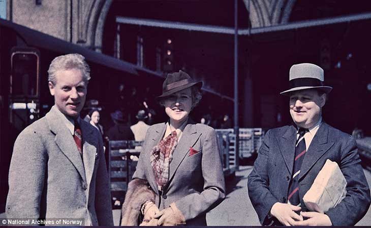 Un trio desconocido en la estación de tren