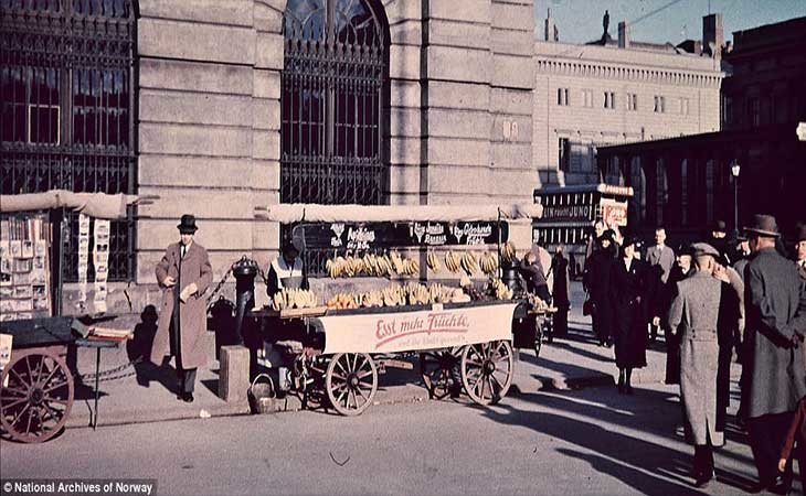 Un carrito vende frutas en una concurrida calle de Berlín