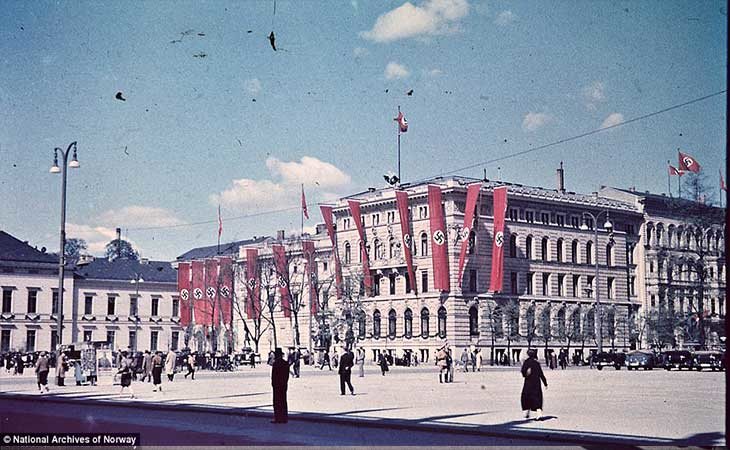 Edificio decorado con la bandera nazi