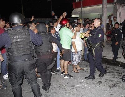 Los vecinos de un pueblo golpean y queman vivos a dos hombres por secuestrar menores