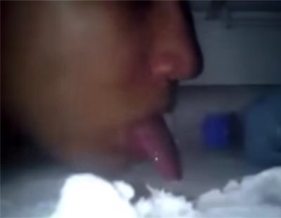 Un youtuber mete su lengua en el congelador y termina  con un desenlace fatal