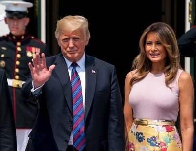 Melania hace oídos sordos a las infidelidades de su marido y le defiende ante la prensa