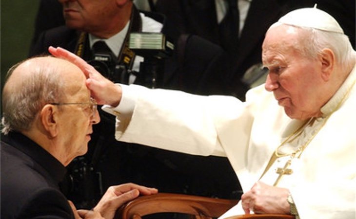 Juan Pablo II bendice a Marcial Maciel durante una audiencia especial al fundador de los Legionarios de Cristo