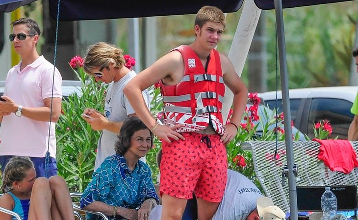 Juan Urdangarín junto con su abuela, la Reina Sofía, durante las vacaciones