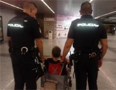 Empleados del metro de Valencia se niegan a ayudar a un niño en silla de ruedas