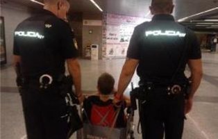 Empleados del metro de Valencia se niegan a ayudar a un niño en silla de ruedas