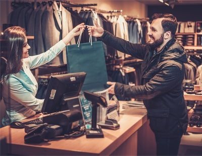 Una reconocida tienda castiga a una dependienta porque los clientes la calificaron con 10