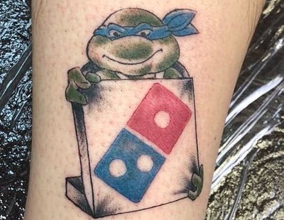 Pizza gratis de por vida por tatuarse el logo de la empresa: la campaña de Domino's que se le ha vuelto en contra