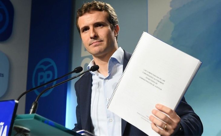 Pablo Casado sólo mostró las portadas de sus trabajos