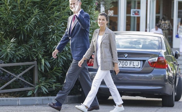 La reina caminaba con el móvil en la mano. /Foto:Gtres